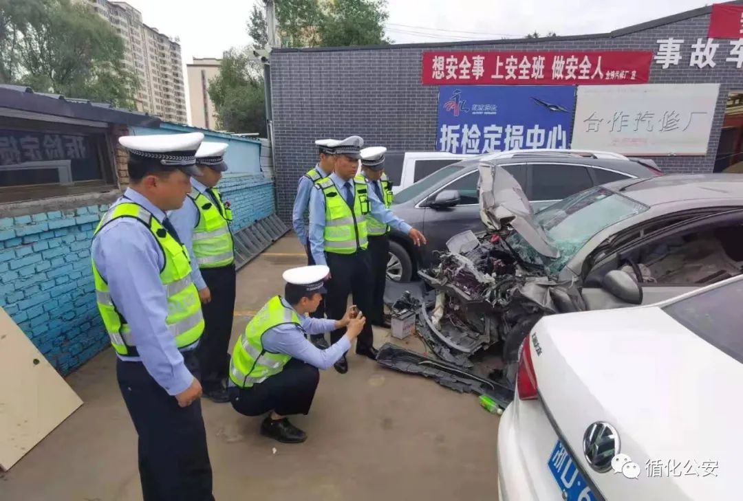 警察保护城市，阳光照耀道路