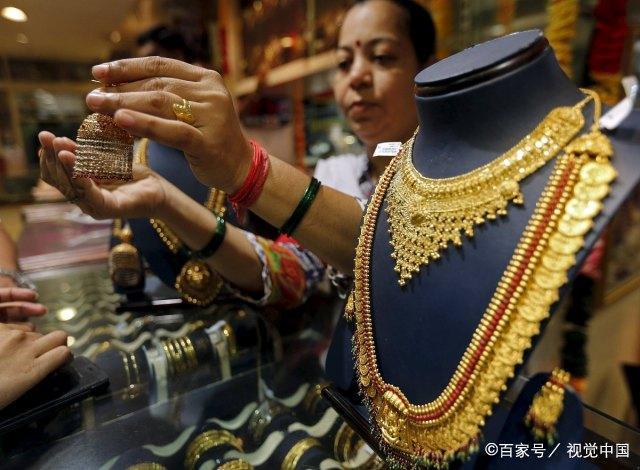 土豪,请收下我的膝盖什么意思_土豪这个词怎么解释_土豪什么意思网络语言