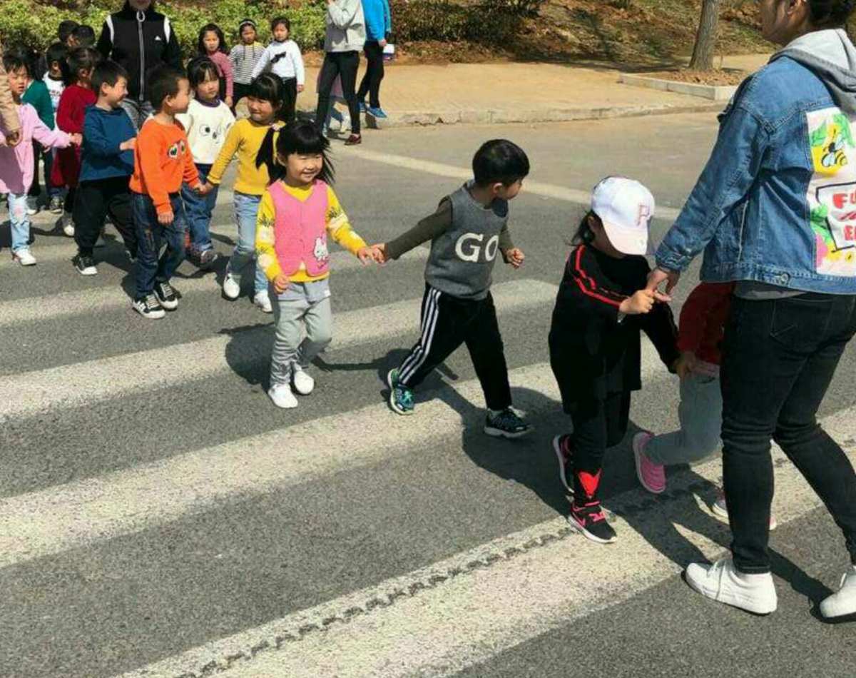 看图写话礼让斑马线_一年级斑马线看图写话_看图写话斑马线车礼让人