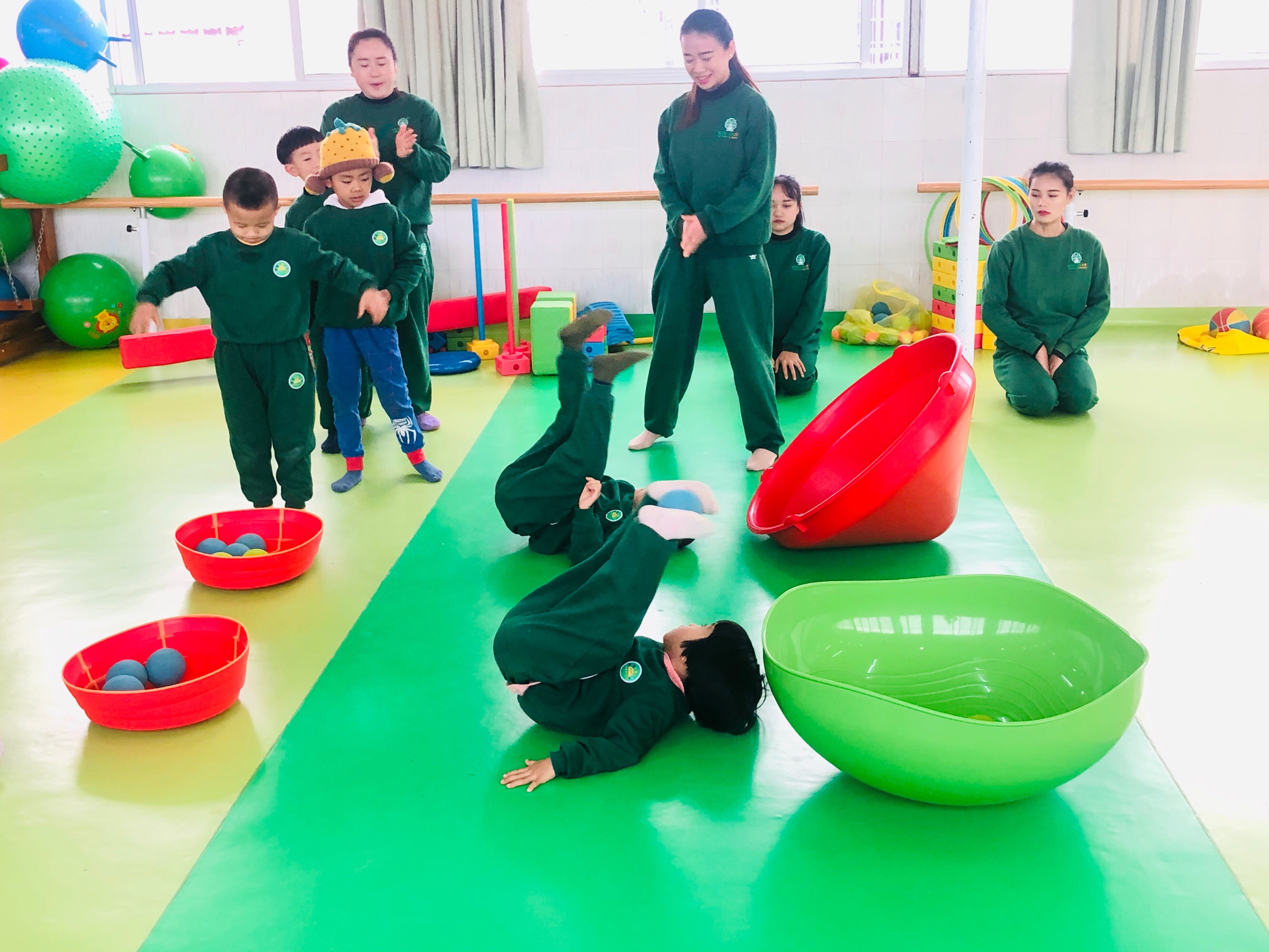 日本的孩子玩手机游戏吗_日本小孩上学的手机游戏_日本孩子玩游戏吗