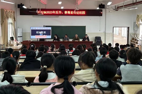 解绑银行卡的挑战与学习之旅：阳光午后的自我保护行动